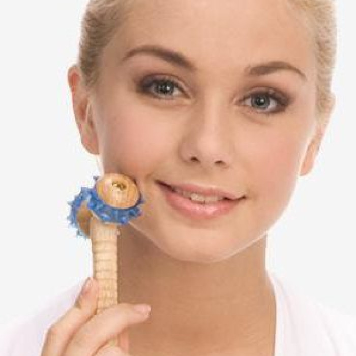 Массажер с деревянной ручкой OМ-526